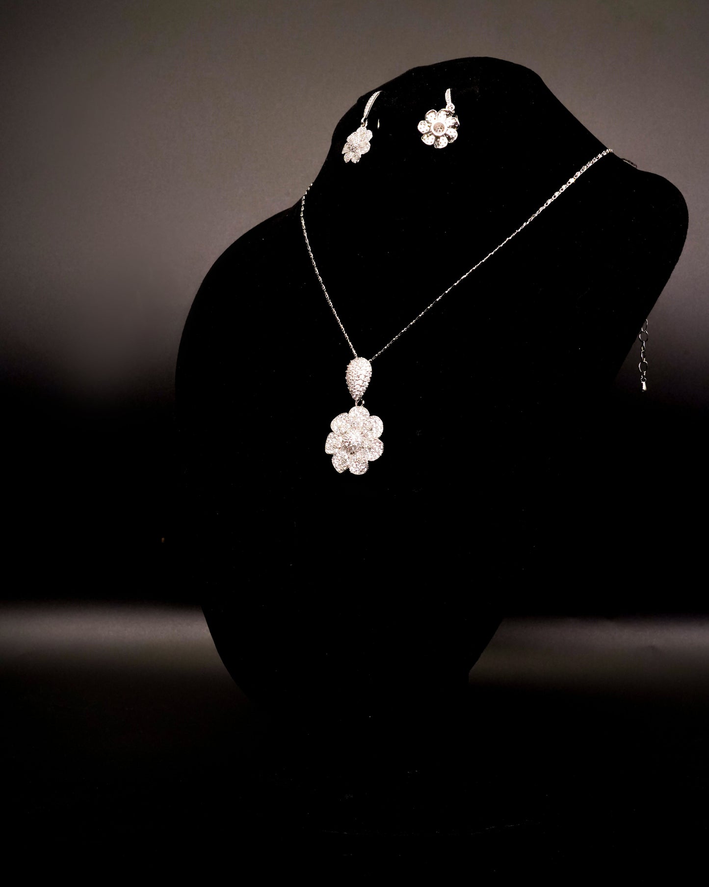 Elegand Flower Shaped Locket Set with Earrings LS-8